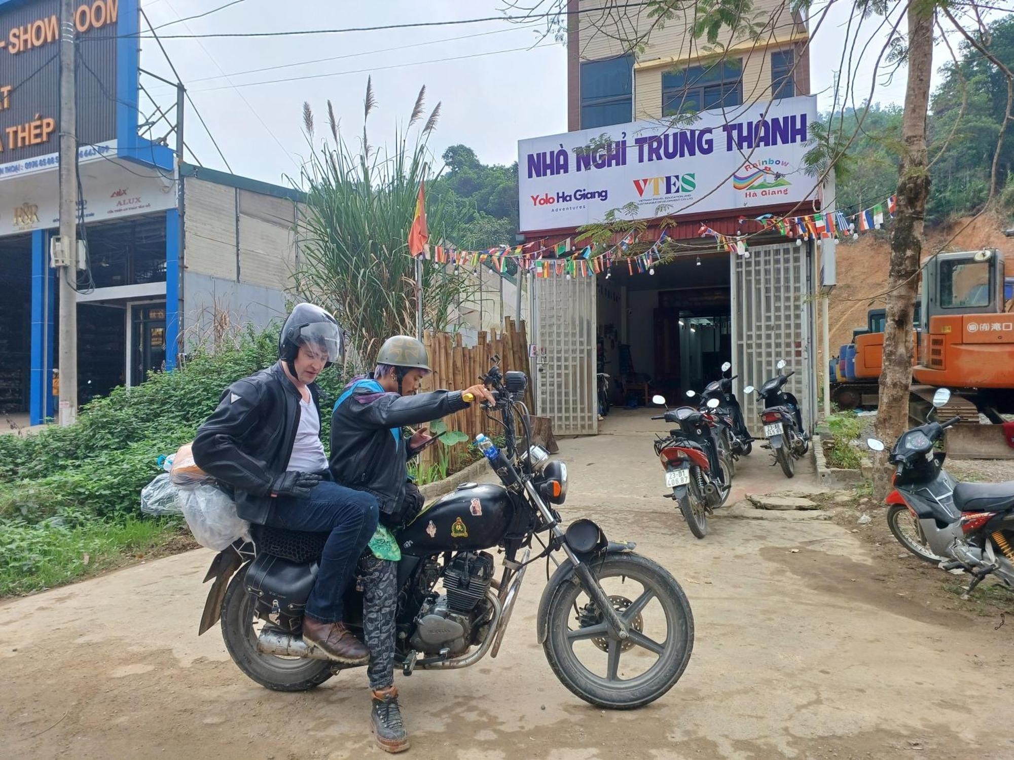 Yolo Ha Giang Adventures, Motorbike And Loop Tours Hotel Exterior photo